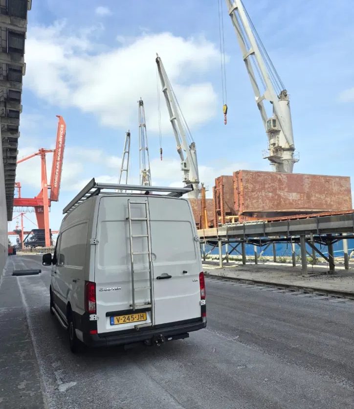 Bestelbus van WA Transport onderweg voor een transportopdracht in de haven van Rotterdam