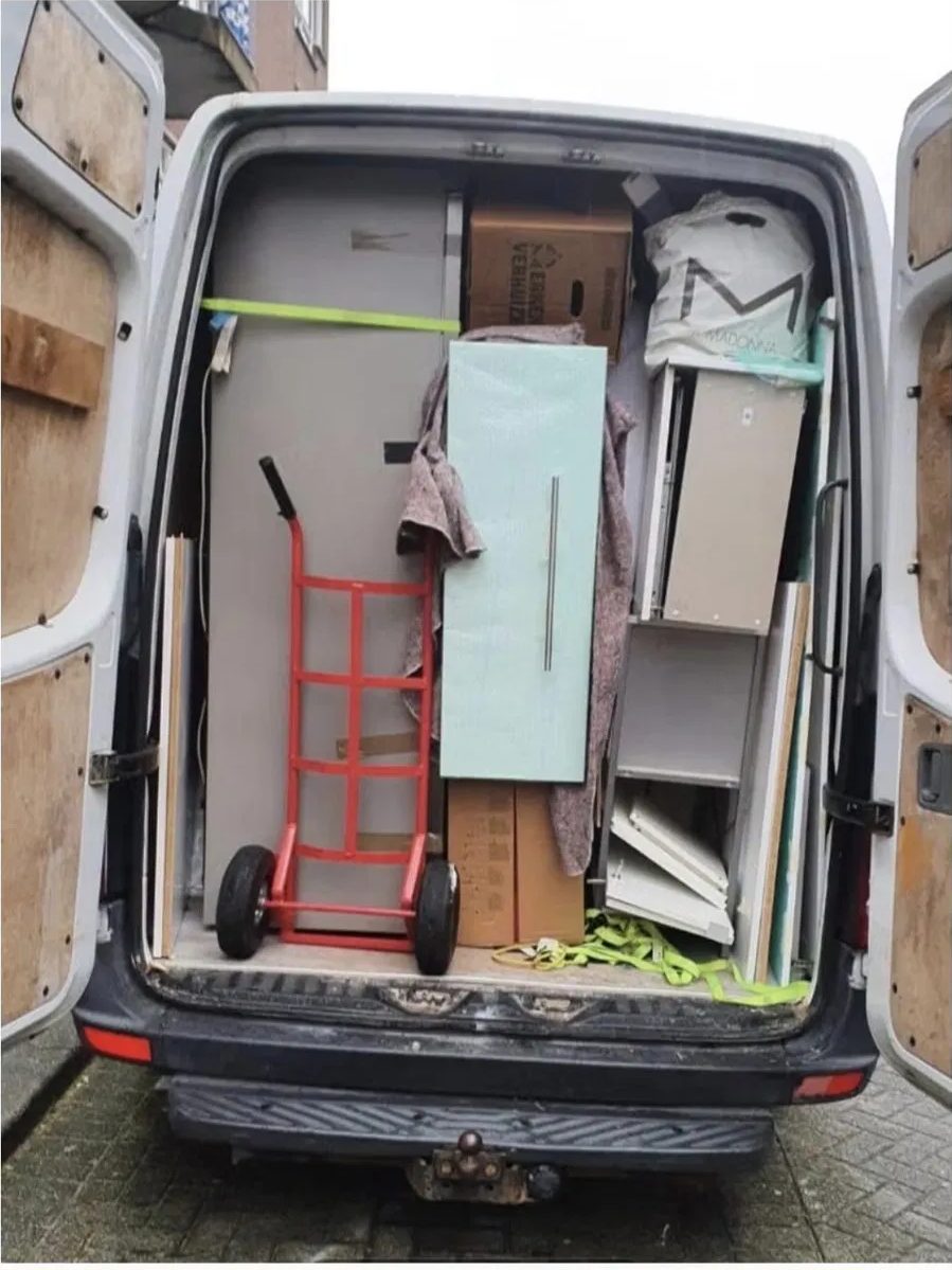 Meubels ingeladen tijdens een particuliere verhuizing door WA Transport